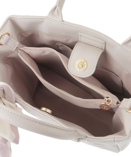 Maison de FLEUR(メゾンドフルール)の「スカーフ付きリボンキルティング2Wayトート(トートバッグ・レディース・ブラック/ライトピンク・FREE)」の15枚目の写真