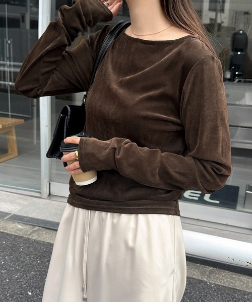 andme（アンドミー）の「ベロアチュールサイドギャザー長袖トップス（Tシャツ/カットソー・レディース・ブラック/アイボリー/チャコールグレー/ブラウン・M）」の4枚目の写真