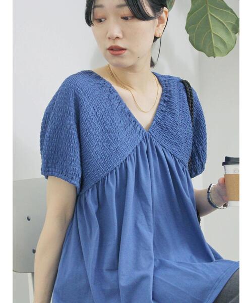 Samansa Mos2 blue（サマンサモスモスブルー）の「◎【接触冷感】シャーリングVネックプルオーバー（Tシャツ/カットソー・レディース・ブラック/ブルー/オフホワイト・F）」の3枚目の写真