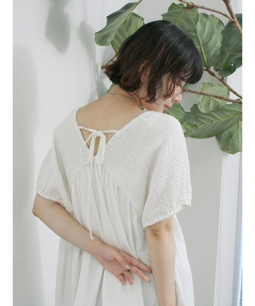 Samansa Mos2 blue（サマンサモスモスブルー）の「◎【接触冷感】シャーリングVネックプルオーバー（Tシャツ/カットソー・レディース・ブラック/ブルー/オフホワイト・F）」の15枚目の写真