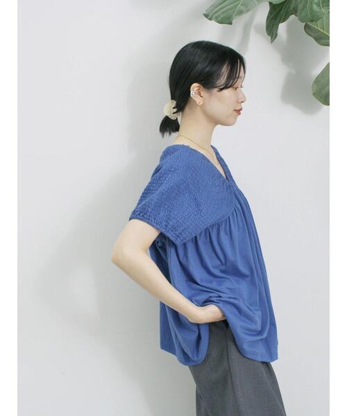 Samansa Mos2 blue(サマンサモスモスブルー)の「◎【接触冷感】シャーリングVネックプルオーバー(Tシャツ/カットソー・レディース・ブラック/ブルー/オフホワイト・F)」の4枚目の写真