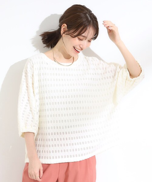 SHOO・LA・RUE(シューラルー)の「【S-LL】涼やかで好印象 シアーチェック ドルマントップス(Tシャツ/カットソー・レディース・ブラック/アイボリー/イエロー系その他・04/03/02/01)」の4枚目の写真
