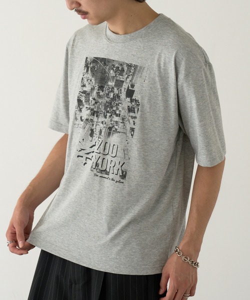 ZOO YORK(ズーヨーク)の「【ZOO YORK】モノクロフォトプリント 短丈Tシャツ Z2503(Tシャツ/カットソー・メンズ・ホワイト/ブラック/グレー・M/L)」の1枚目の写真