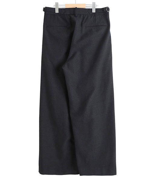 marka（マーカ）の「marka / マーカ：TWO TUCK BAGGY TROUSERS -TUMBLED WOOL SERGE-：M25C12PT01C[COR]（スラックス・メンズ・ブラック系その他・1(S)/2(M)）」の2枚目の写真