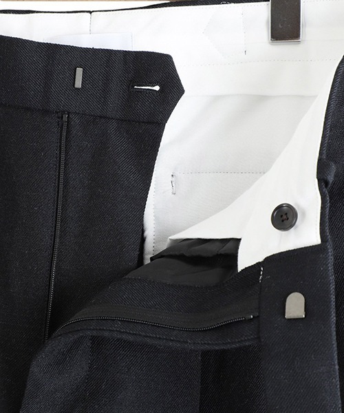 marka（マーカ）の「marka / マーカ：TWO TUCK BAGGY TROUSERS -TUMBLED WOOL SERGE-：M25C12PT01C[COR]（スラックス・メンズ・ブラック系その他・1(S)/2(M)）」の3枚目の写真