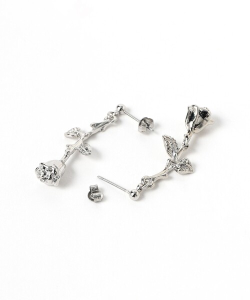 Ray BEAMS(レイビームス)の「ローズ ダングル ピアス(ピアス(両耳用)・レディース・シルバー・ONE SIZE)」の2枚目の写真