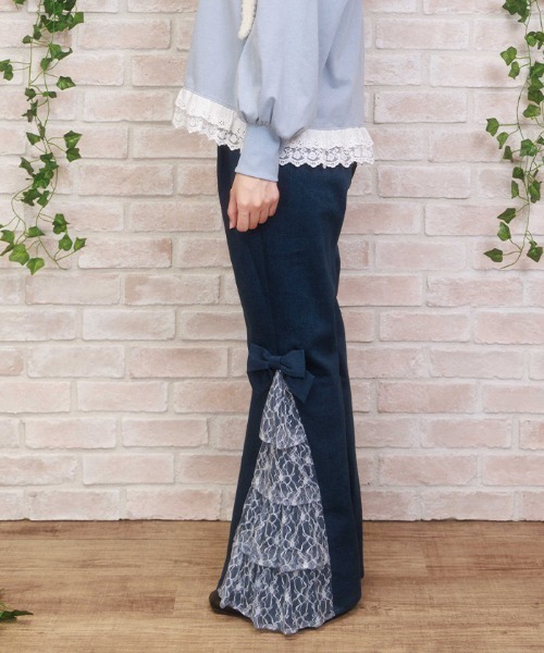 axes femme POETIQUE（アクシーズファムポエティック）の「サイドレースフレアデニムパンツ（デニムパンツ・レディース・インディゴブルー/ブラック・MEDIUM）」の3枚目の写真