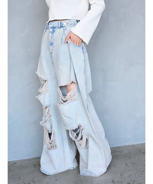 SNIDEL(スナイデル)の「ダメージデニムパンツ(デニムパンツ・レディース・ライトブルー/ライトグレー・1/0)」の4枚目の写真