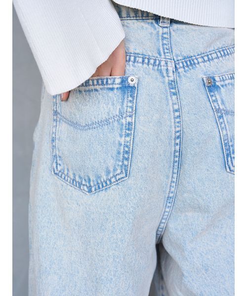 SNIDEL(スナイデル)の「ダメージデニムパンツ(デニムパンツ・レディース・ライトブルー/ライトグレー・1/0)」の6枚目の写真