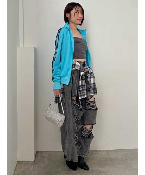 SNIDEL(スナイデル)の「ダメージデニムパンツ(デニムパンツ・レディース・ライトブルー/ライトグレー・1/0)」の14枚目の写真