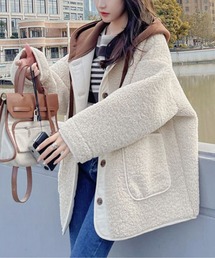 AMAJI（アマジ）の「もこもこフード付きボアミドルコート（ノーカラージャケット）」