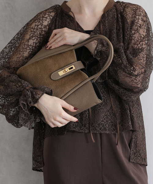 La TOTALITE（ラトータリテ）の「M Rose/エンメローズ レザーコンビバッグ（ショルダーバッグ・レディース・ベージュ/その他6・FREE）」の2枚目の写真