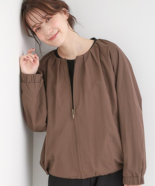 SHOO・LA・RUE（シューラルー）の「【S-LL】オンとオフどちらにも使える 軽量なノーカラーブルゾン（ブルゾン・レディース・ダークブラウン/チャコールグレー/ナチュラル・01/02/03/04）」の2枚目の写真