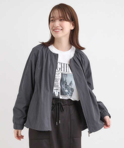 SHOO・LA・RUE（シューラルー）の「【S-LL】オンとオフどちらにも使える 軽量なノーカラーブルゾン（ブルゾン・レディース・ダークブラウン/チャコールグレー/ナチュラル・01/02/03/04）」の4枚目の写真