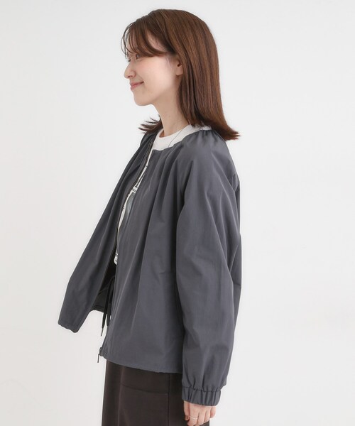 SHOO・LA・RUE（シューラルー）の「【S-LL】オンとオフどちらにも使える 軽量なノーカラーブルゾン（ブルゾン・レディース・ダークブラウン/チャコールグレー/ナチュラル・01/02/03/04）」の5枚目の写真