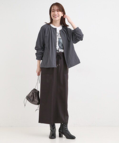 SHOO・LA・RUE（シューラルー）の「【S-LL】オンとオフどちらにも使える 軽量なノーカラーブルゾン（ブルゾン・レディース・ダークブラウン/チャコールグレー/ナチュラル・01/02/03/04）」の6枚目の写真