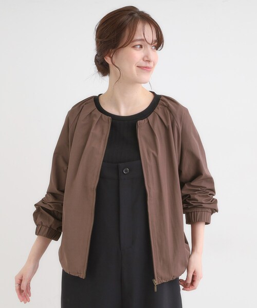 SHOO・LA・RUE（シューラルー）の「【S-LL】オンとオフどちらにも使える 軽量なノーカラーブルゾン（ブルゾン・レディース・ダークブラウン/チャコールグレー/ナチュラル・01/02/03/04）」の8枚目の写真