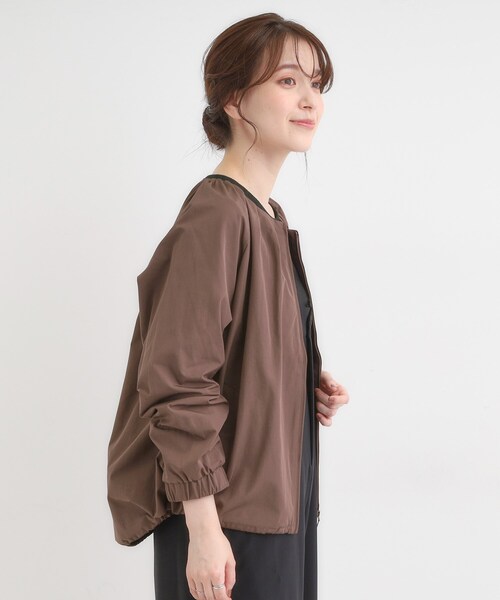 SHOO・LA・RUE（シューラルー）の「【S-LL】オンとオフどちらにも使える 軽量なノーカラーブルゾン（ブルゾン・レディース・ダークブラウン/チャコールグレー/ナチュラル・01/02/03/04）」の9枚目の写真