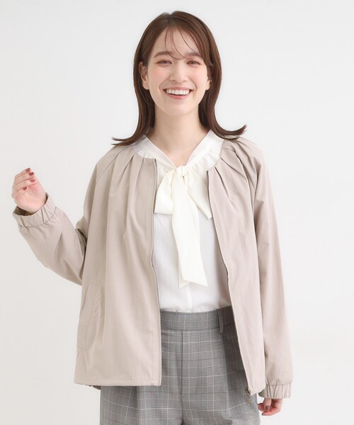 SHOO・LA・RUE（シューラルー）の「【S-LL】オンとオフどちらにも使える 軽量なノーカラーブルゾン（ブルゾン・レディース・ダークブラウン/チャコールグレー/ナチュラル・01/02/03/04）」の12枚目の写真