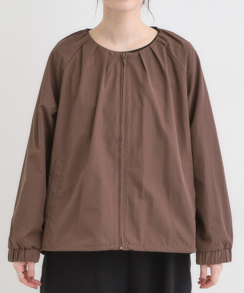 SHOO・LA・RUE（シューラルー）の「【S-LL】オンとオフどちらにも使える 軽量なノーカラーブルゾン（ブルゾン・レディース・ダークブラウン/チャコールグレー/ナチュラル・01/02/03/04）」の16枚目の写真