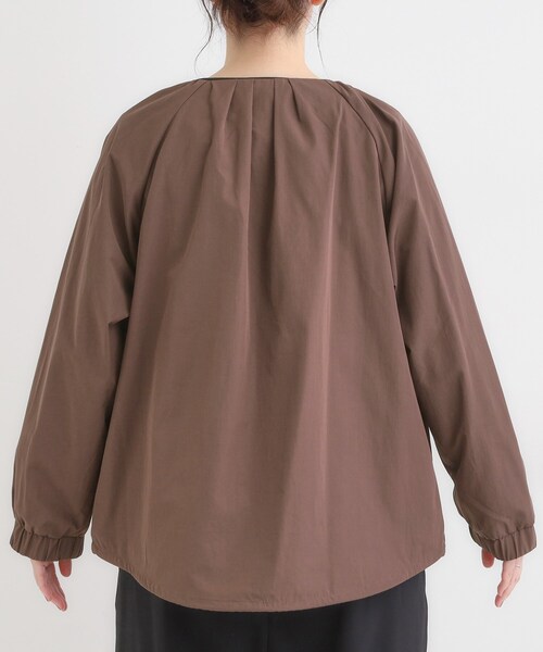 SHOO・LA・RUE（シューラルー）の「【S-LL】オンとオフどちらにも使える 軽量なノーカラーブルゾン（ブルゾン・レディース・ダークブラウン/チャコールグレー/ナチュラル・01/02/03/04）」の18枚目の写真