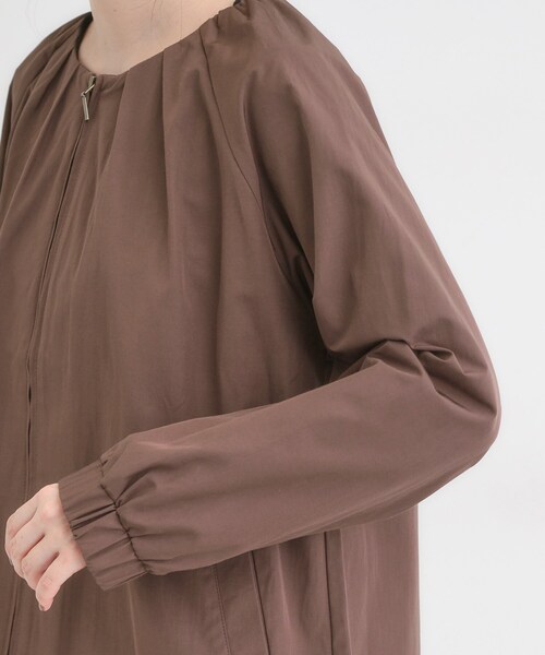 SHOO・LA・RUE（シューラルー）の「【S-LL】オンとオフどちらにも使える 軽量なノーカラーブルゾン（ブルゾン・レディース・ダークブラウン/チャコールグレー/ナチュラル・01/02/03/04）」の20枚目の写真