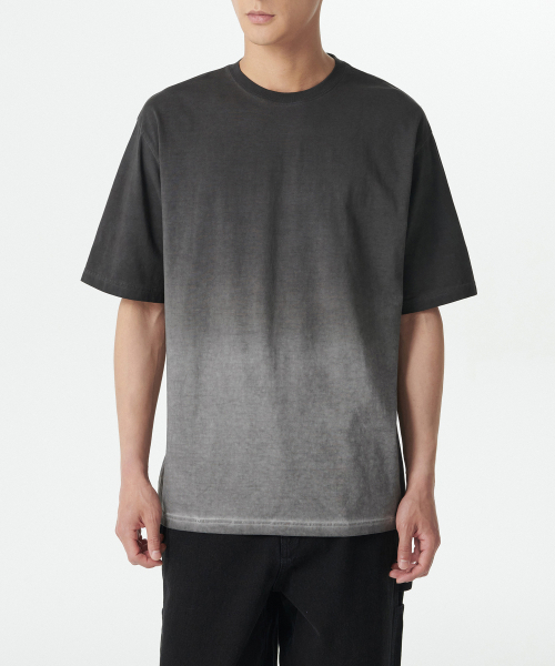 MUSINSA STANDARD（ムシンサスタンダード）の「グラデーションリラックスクルーネックTシャツ[ダークグレー]（Tシャツ/カットソー・メンズ・その他・LARGE/MEDIUM/SMALL/X-LARGE）」の2枚目の写真