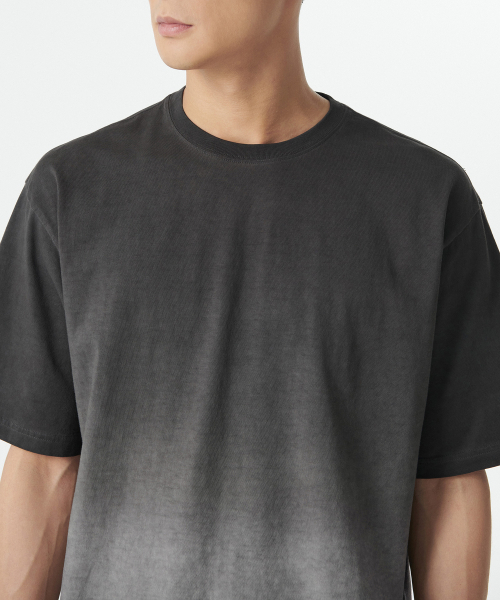 MUSINSA STANDARD（ムシンサスタンダード）の「グラデーションリラックスクルーネックTシャツ[ダークグレー]（Tシャツ/カットソー・メンズ・その他・LARGE/MEDIUM/SMALL/X-LARGE）」の4枚目の写真