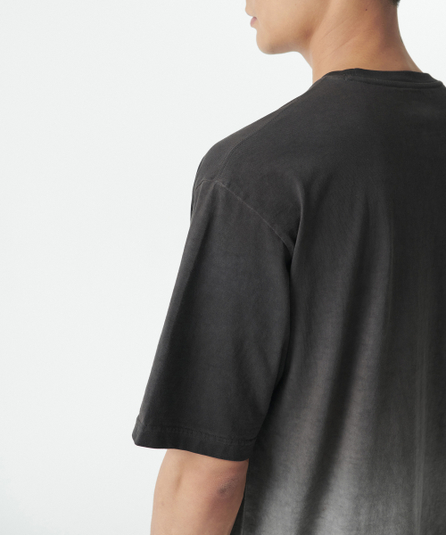 MUSINSA STANDARD（ムシンサスタンダード）の「グラデーションリラックスクルーネックTシャツ[ダークグレー]（Tシャツ/カットソー・メンズ・その他・LARGE/MEDIUM/SMALL/X-LARGE）」の5枚目の写真