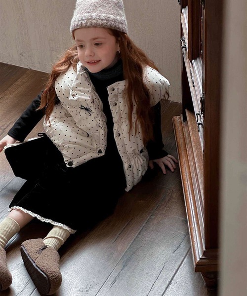aimoha（アイモハ）の「【aimoha-KIDS-】キッズ　ドットリボン付き中綿ベスト (AW)（ベスト・キッズ・オフホワイト・110/120/130/140/150）」の2枚目の写真