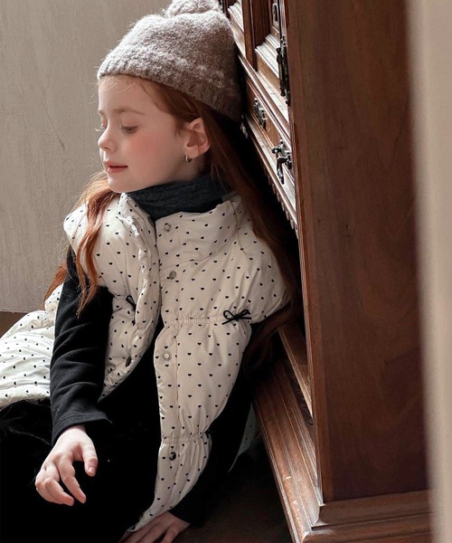 aimoha（アイモハ）の「【aimoha-KIDS-】キッズ　ドットリボン付き中綿ベスト (AW)（ベスト・キッズ・オフホワイト・110/120/130/140/150）」の3枚目の写真
