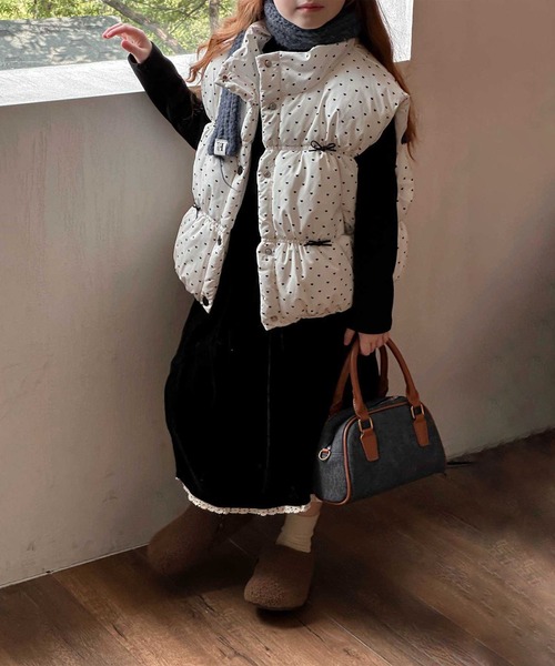 aimoha（アイモハ）の「【aimoha-KIDS-】キッズ　ドットリボン付き中綿ベスト (AW)（ベスト・キッズ・オフホワイト・110/120/130/140/150）」の5枚目の写真