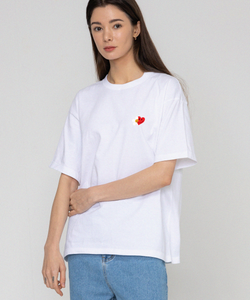 GRAVER（グレーバー）の「[ユニセックス]フラワーハートハーフスマイル半袖Tシャツ_ホワイト（Tシャツ/カットソー・レディース・ホワイト・X-LARGE/SMALL/MEDIUM/LARGE）」の2枚目の写真
