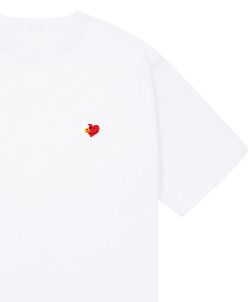 GRAVER（グレーバー）の「[ユニセックス]フラワーハートハーフスマイル半袖Tシャツ_ホワイト（Tシャツ/カットソー・レディース・ホワイト・X-LARGE/SMALL/MEDIUM/LARGE）」の3枚目の写真