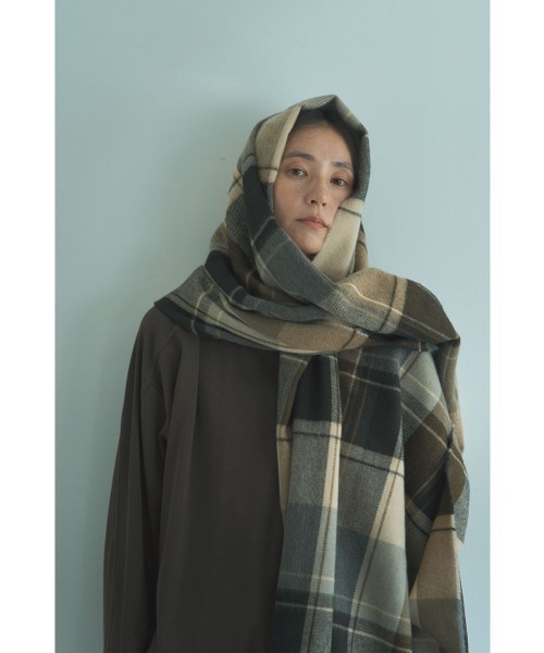 marjour(マージュール)の「CHECK STOLE MUFFLER(ストール/ショール・レディース・カーキ系/ブラウン・FREE)」の3枚目の写真
