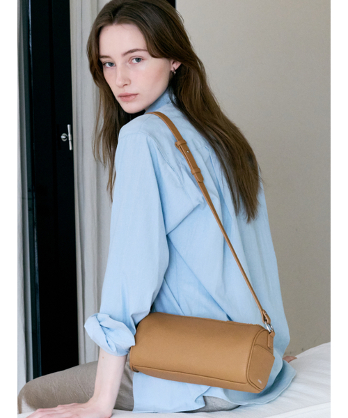 DEMERIEL（ドゥメリエル）の「Basset Round Bag Camel（ショルダーバッグ・レディース・その他・FREE）」の4枚目の写真