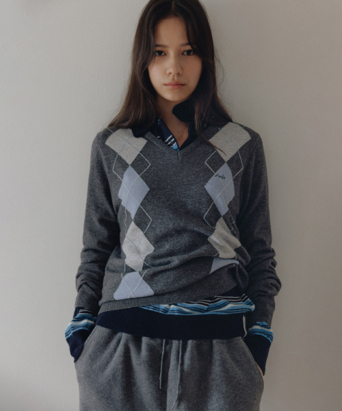 ANDNEEDS(アンドニーズ)の「Eddy argyle v-neck knit (charcoal gray)(ニット/セーター・レディース・その他・FREE)」の3枚目の写真