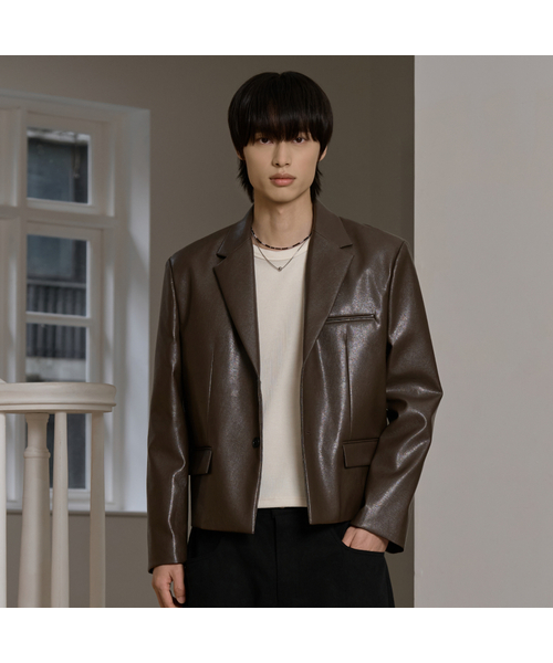 HYOJI(ヒョージ)の「25 FW 2ボタン クロップジャケット_レザー(スモーキーカーキ)(ライダースジャケット・メンズ・カーキ・M/L/XL)」の1枚目の写真