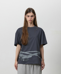 THREE TO EIGHTY（スリートゥエイティー）の「SNAP BELT GRAPHIC TEE CHARCOAL（Tシャツ/カットソー）」