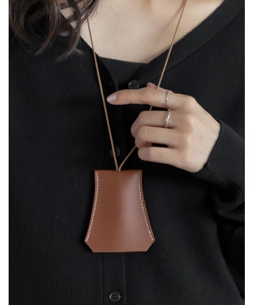 Re:EDIT（リエディ）の「フェイクレザーホルダーネックレス（ネックレス・レディース・キャメル/ブラック・FREE）」の7枚目の写真