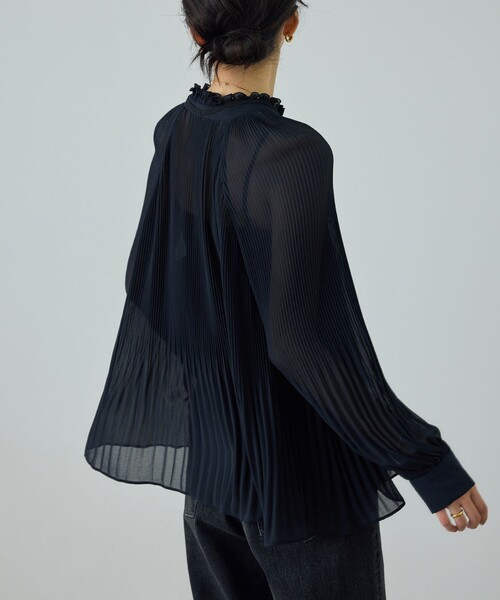 ROPE'(ロペ)の「プリーツデザインブラウス/イージーケア(シャツ/ブラウス・レディース・オフホワイト/ネイビー・FREE)」の6枚目の写真
