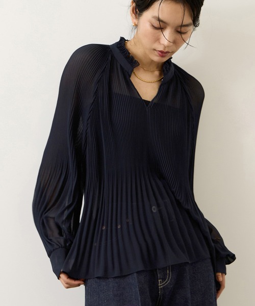 ROPE'(ロペ)の「スタンドフリルプリーツブラウス/イージーケア(シャツ/ブラウス・レディース・オフホワイト/ネイビー・FREE)」の2枚目の写真