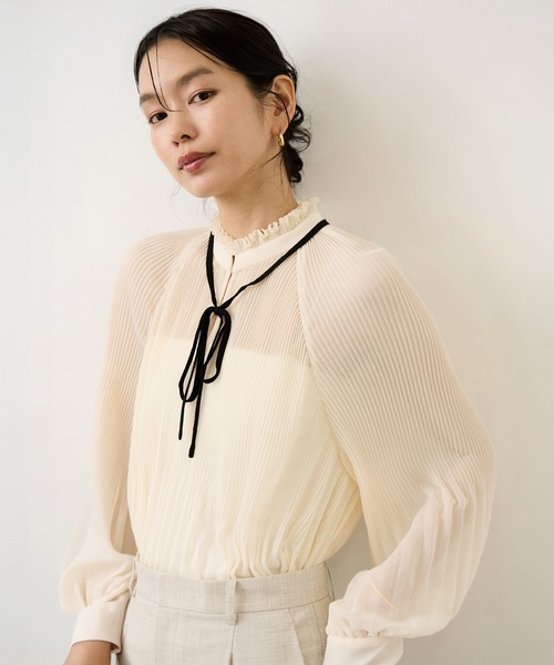 ROPE'(ロペ)の「スタンドフリルプリーツブラウス/イージーケア(シャツ/ブラウス・レディース・オフホワイト/ネイビー・FREE)」の1枚目の写真