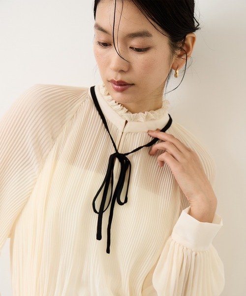ROPE'(ロペ)の「スタンドフリルプリーツブラウス/イージーケア(シャツ/ブラウス・レディース・オフホワイト/ネイビー・FREE)」の18枚目の写真