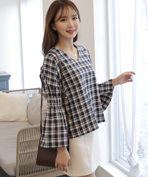 BBAEBBAE(ペッペ)の「ワイド袖Vネックチェックブラウス(シャツ/ブラウス・レディース・その他・S/M)」の1枚目の写真