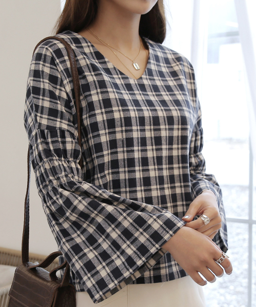 BBAEBBAE(ペッペ)の「ワイド袖Vネックチェックブラウス(シャツ/ブラウス・レディース・その他・S/M)」の2枚目の写真