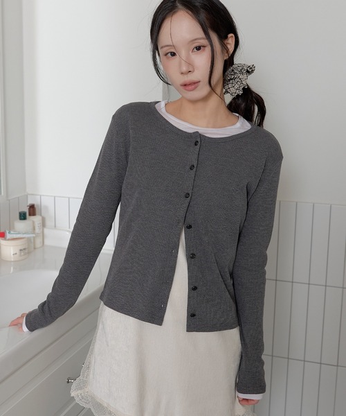 UNE MANSION(ユヌマンション)の「【羽織り・冷房・日除け対策に!】【UNE ORIGINAL】 パールボタンワッフルパータンベーシックカーディガン(カーディガン/ボレロ・レディース・ブラック/グレー/グリーン・MEDIUM/SMALL)」の17枚目の写真