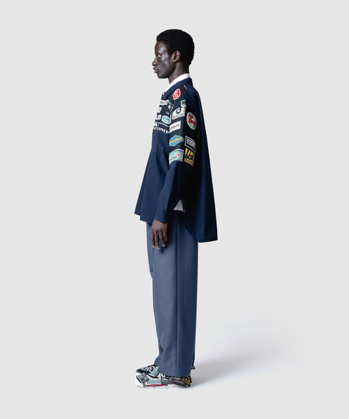 yoshiokubo（ヨシオクボ）の「yoshiokubo ヨシオクボ / MULTI-LOGO SHIRT BL マルチロゴシャツブルゾン / YKS26513（その他アウター・メンズ・ネイビー・2）」の4枚目の写真