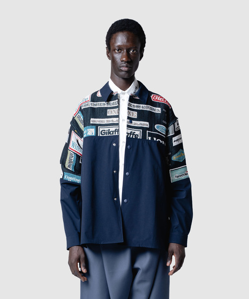 yoshiokubo（ヨシオクボ）の「yoshiokubo ヨシオクボ / MULTI-LOGO SHIRT BL マルチロゴシャツブルゾン / YKS26513（その他アウター・メンズ・ネイビー・2）」の2枚目の写真