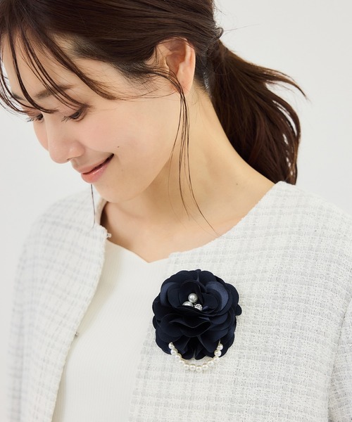 ROPE' PICNIC(ロペピクニック)の「パール×サテンフラワーコサージュ(ブローチ/コサージュ・レディース・ネイビー/ベージュ系その他・FREE)」の2枚目の写真